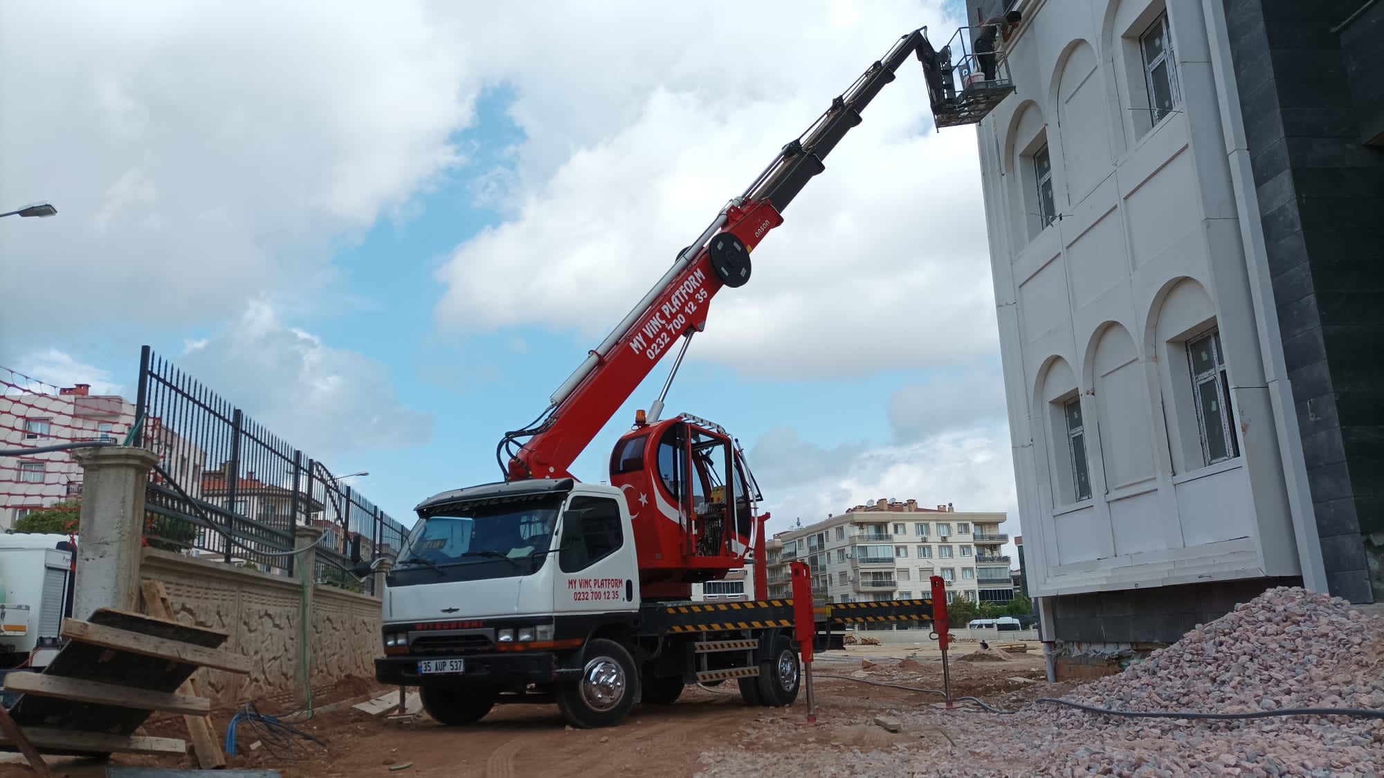 Bornova Sepetli Vinç Kiralama ve Kiralık Platform Hizmetleri