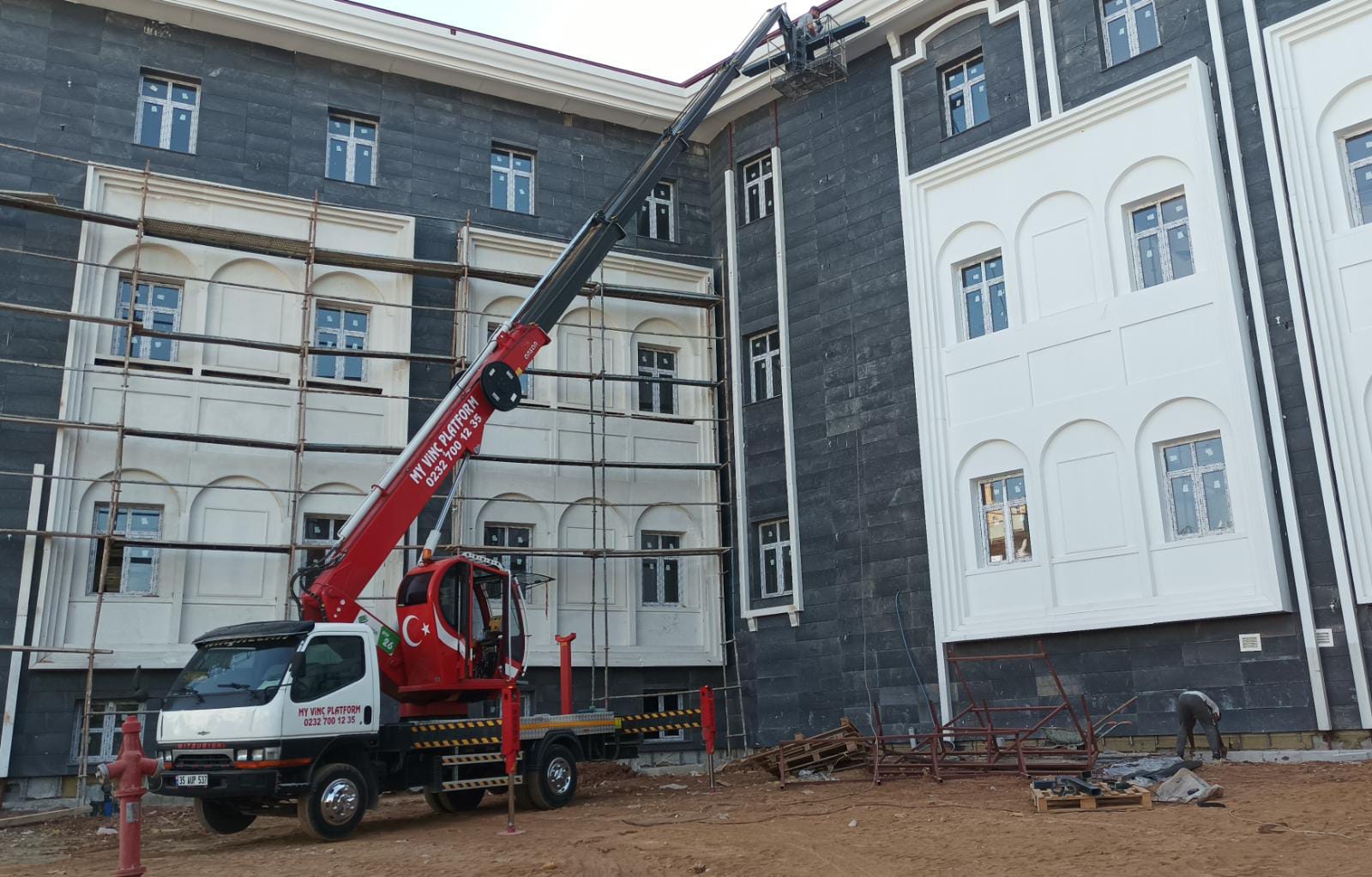 Bayraklı'da Profesyonel Sepetli Vinç Kiralama Hizmetleri